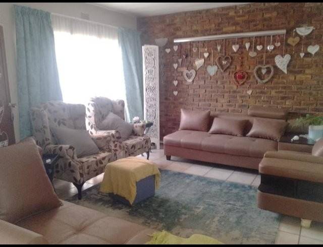 2 BEDROOM TOWNHOUSE FOR SALE IN PETERSFIELD